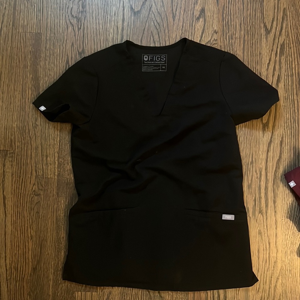Black figs scrub top